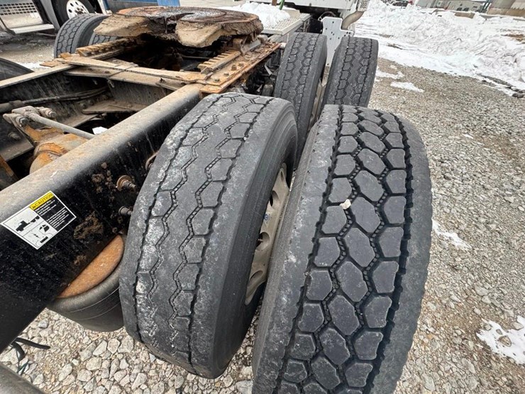 2017-peterbilt-567-image-21