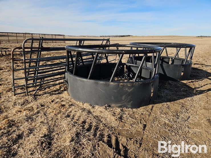 round-bale-feeders-&-livestock-panels-image-1