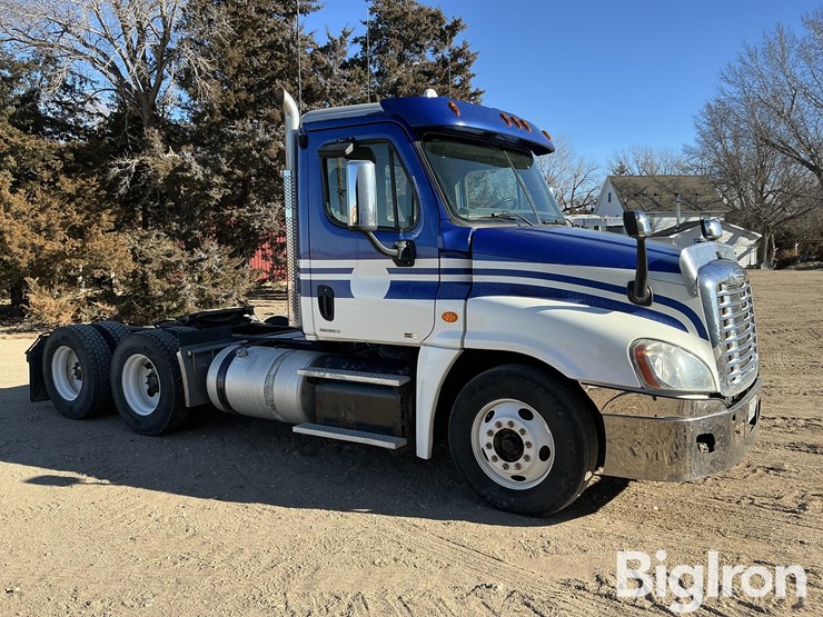 2012-freightliner-cascadia-125-image-3