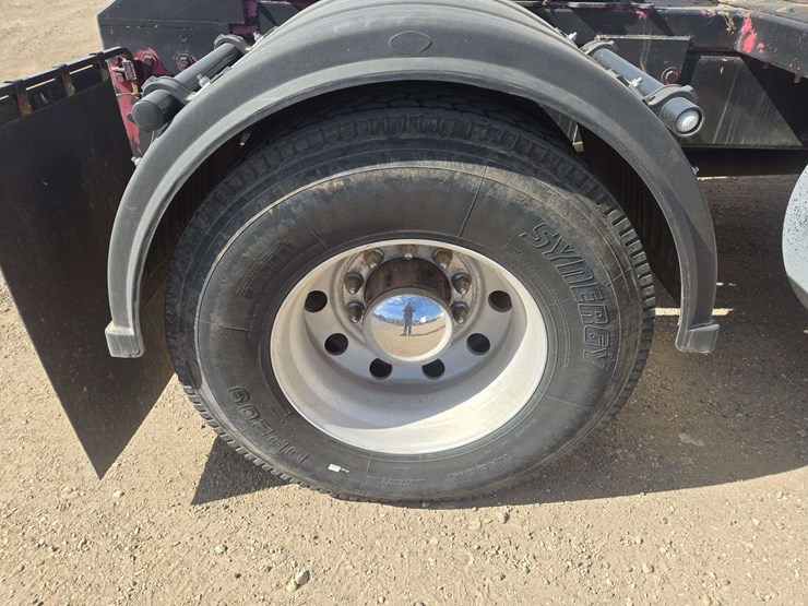 2013-peterbilt-337-image-10