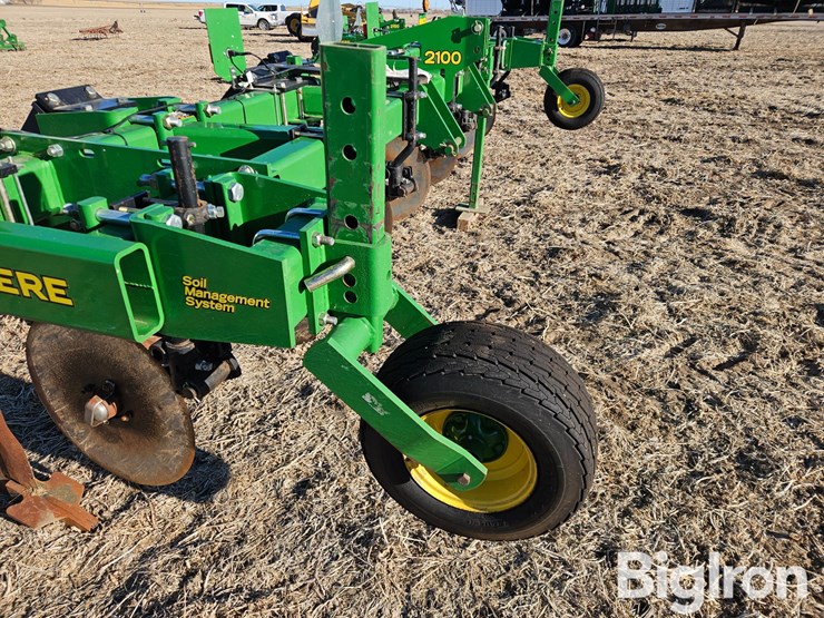 2017-john-deere-2100-image-16