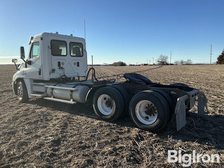 2009-freightliner-cascadia-125-image-7