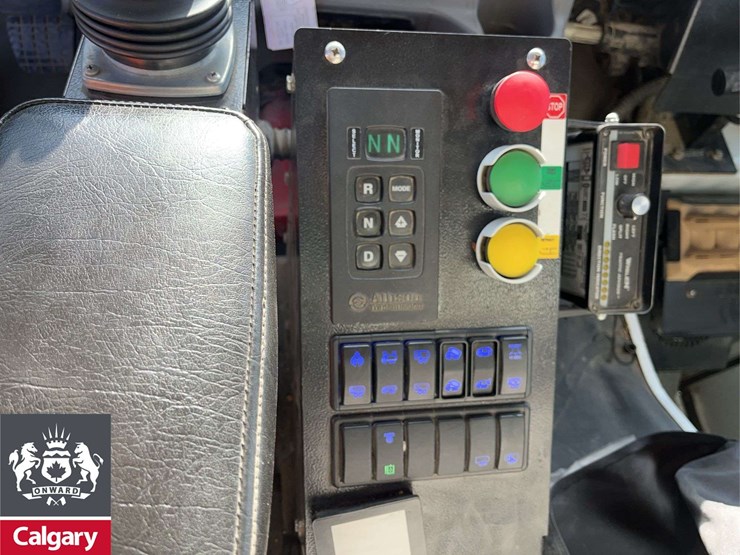 2016-freightliner-m2-106-image-17