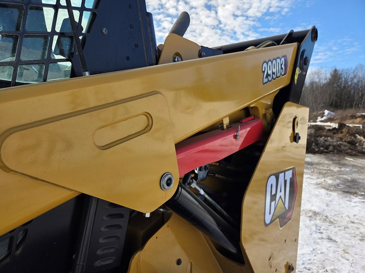 2021-caterpillar-299d3-image-23