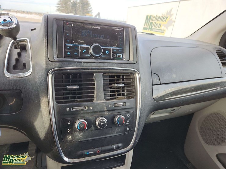 2015-dodge-grand-caravan-image-12