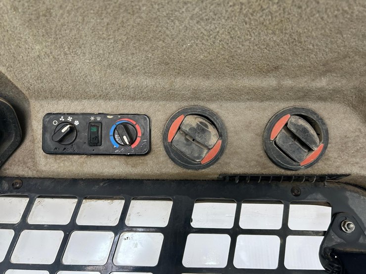 2021-bobcat-t64-image-26