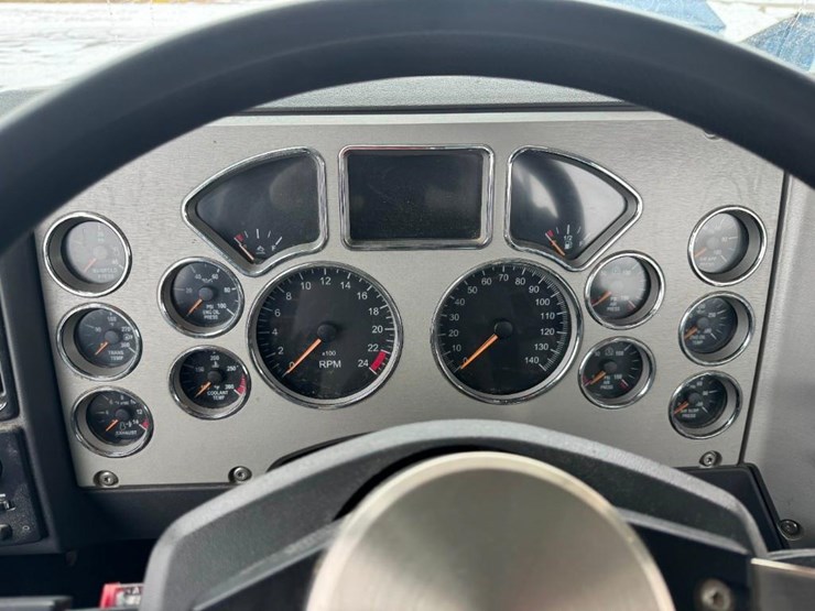 2018-mack-cxu613-day-cab-image-12