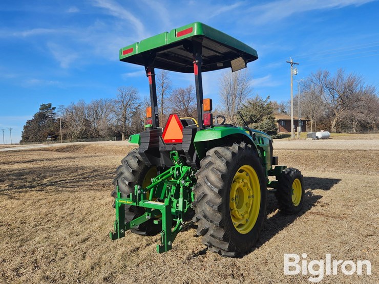 2015-john-deere-4044m-image-5