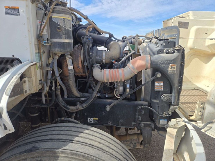 2013-peterbilt-337-image-25