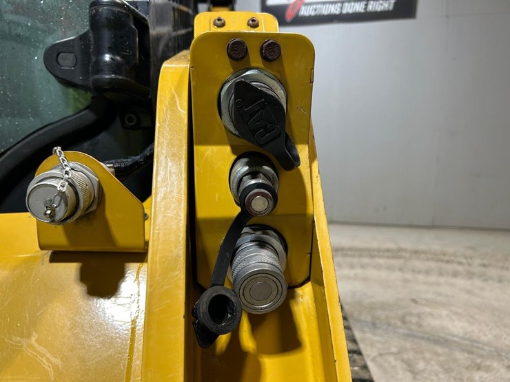 2020-caterpillar-259d3-image-11