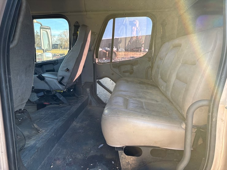 2010-freightliner-m2-106-image-9