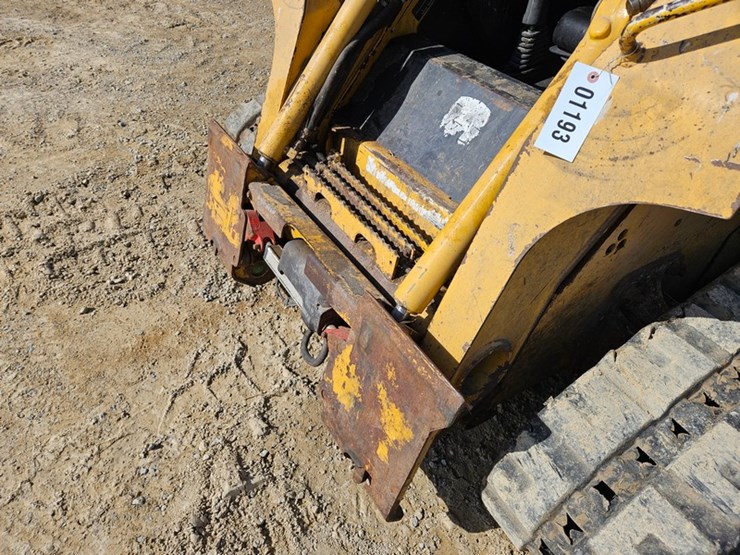 2007-deere-ct322-image-10