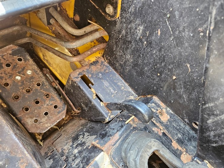 2007-deere-ct322-image-23