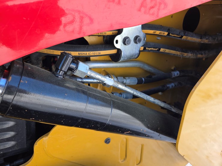 2021-caterpillar-299d3-image-25