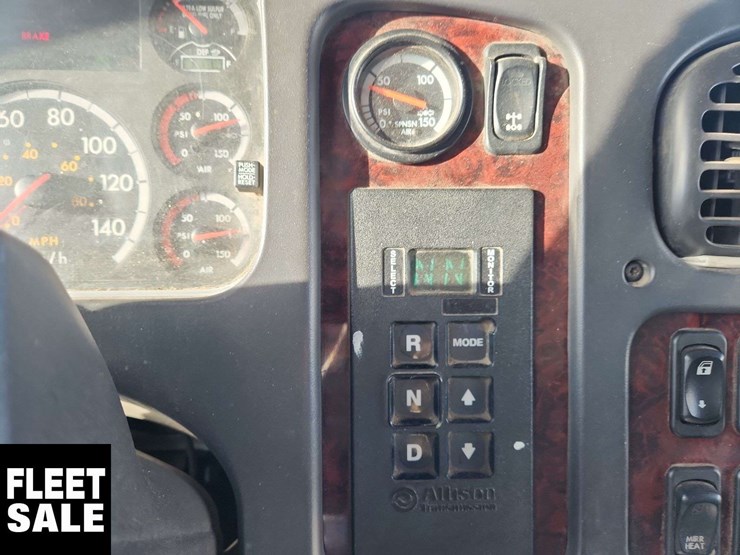 2012-freightliner-m2-106-image-11