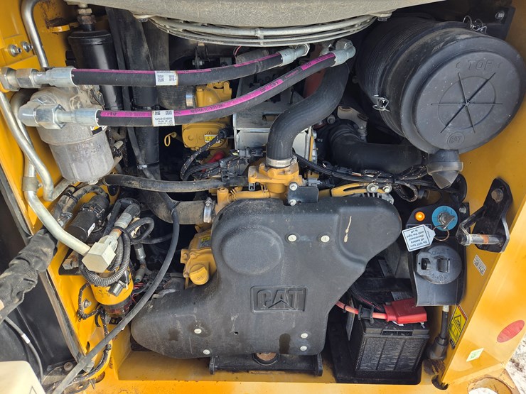 2021-caterpillar-299d3-image-30