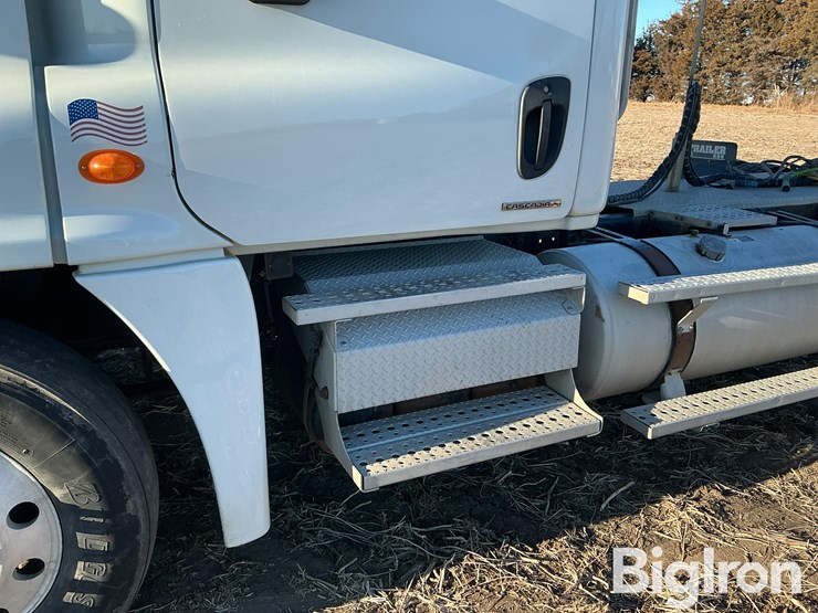 2009-freightliner-cascadia-125-image-15