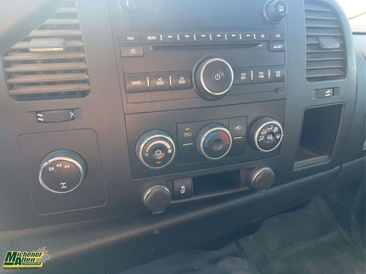 2012-chevrolet-silverado-2500hd-image-16