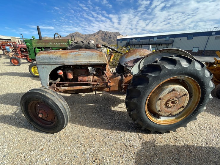ford-tractor-image-1