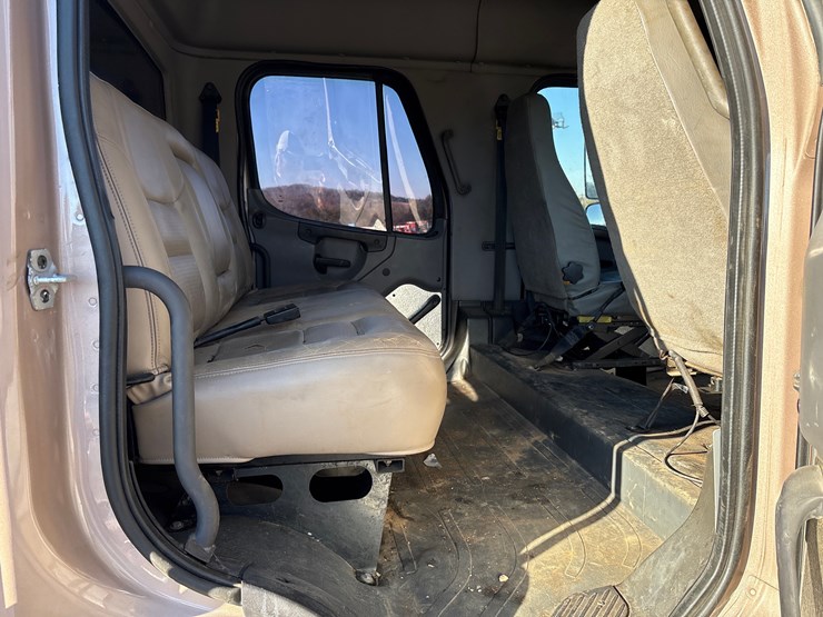 2010-freightliner-m2-106-image-11