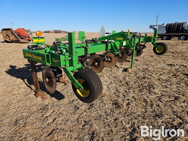 2017-john-deere-2100-image-3