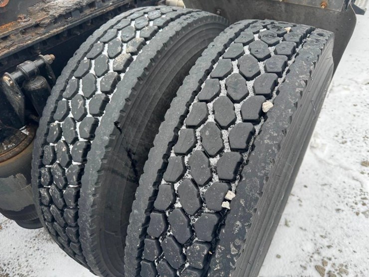 2018-mack-cxu613-day-cab-image-18