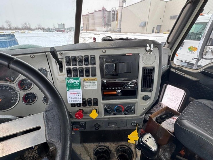 2018-mack-cxu613-day-cab-image-13