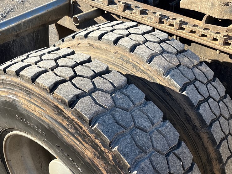 2010-freightliner-m2-106-image-17