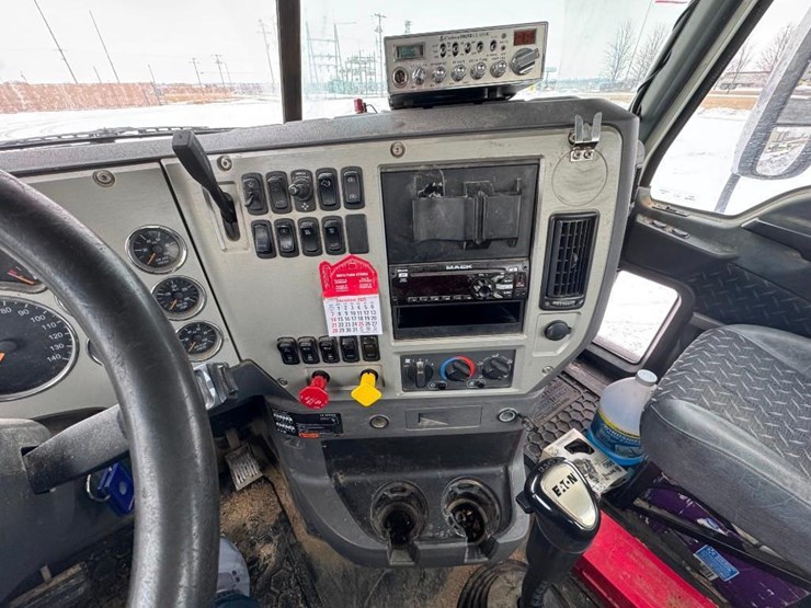 2018-mack-cxu613-day-cab-image-14