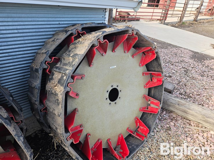 lindsay-nftrax-airless-pivot-tires-image-2