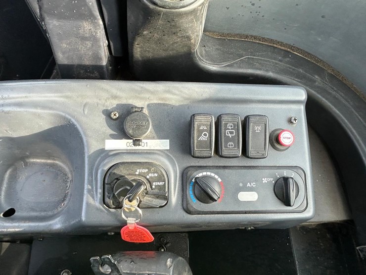 2021-kubota-r530-image-21