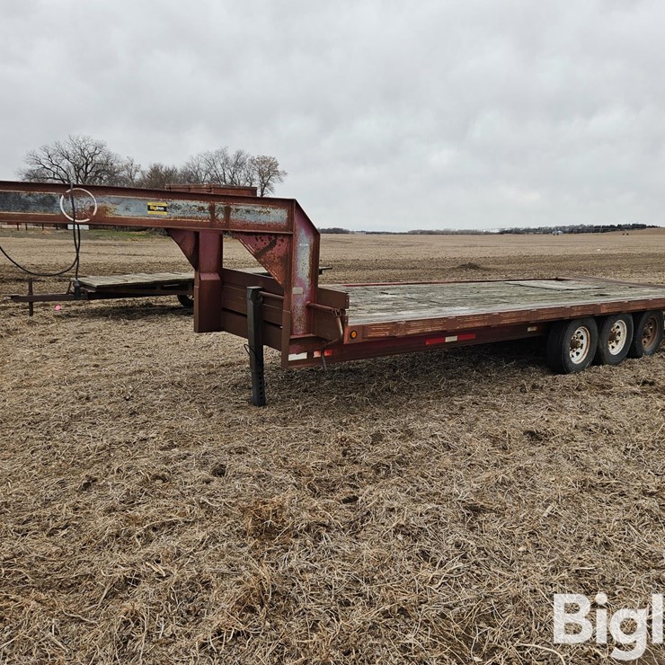 26' Tri/A Gooseneck Flatbed Trailer
