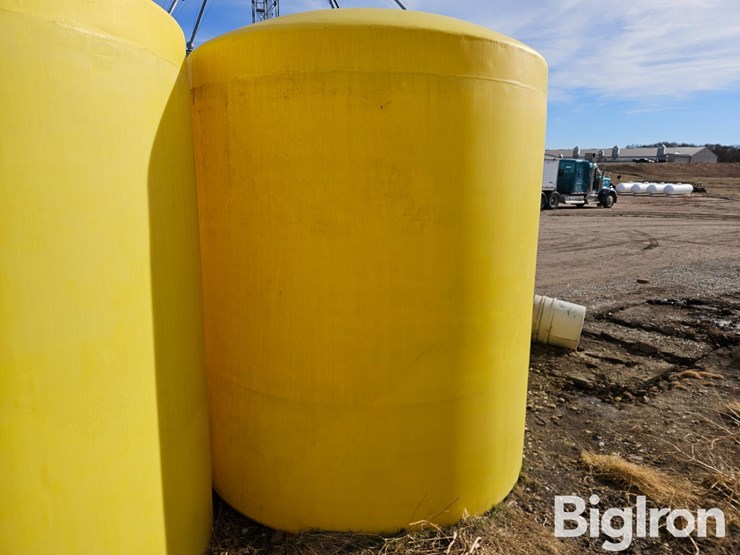 3000-gallon-vertical-poly-holding-tank-image-4