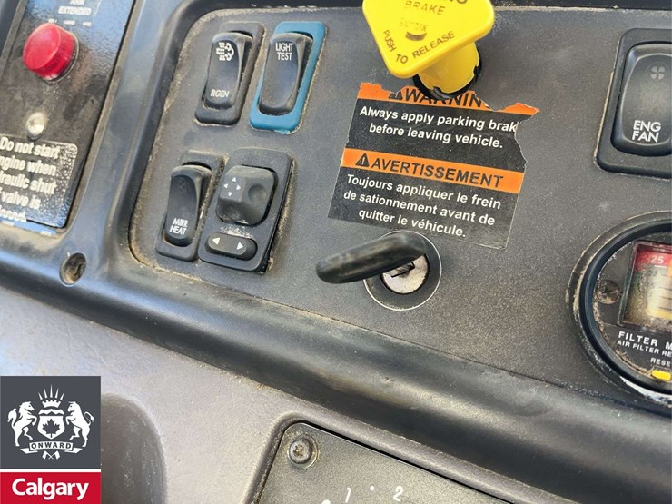 2016-freightliner-m2-106-image-20