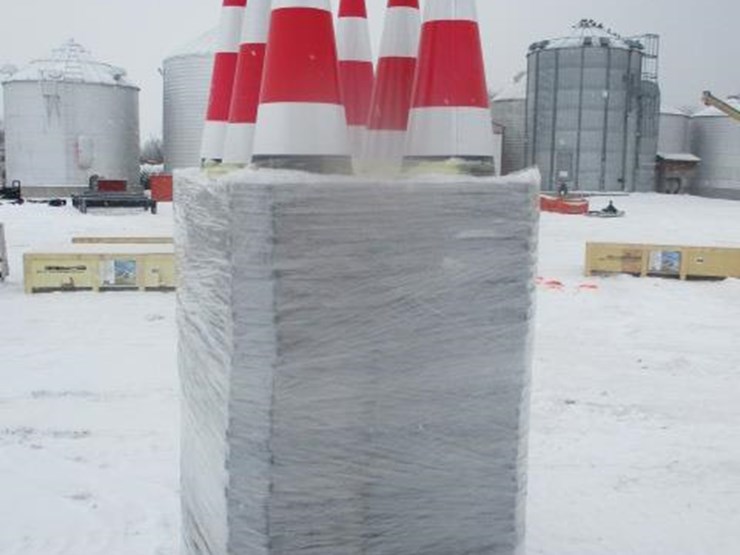 #5685-•-(250)-traffic-cones-image-1