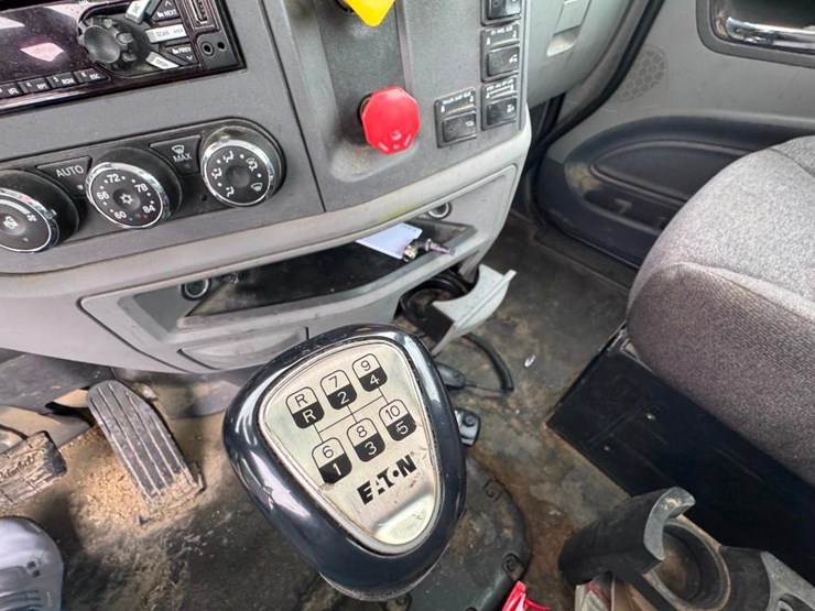 2017-peterbilt-567-image-16