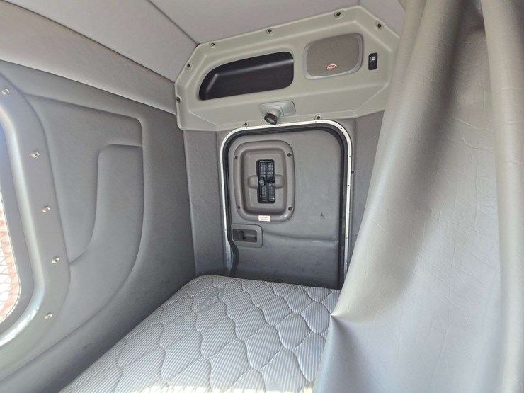 2013-peterbilt-337-image-15