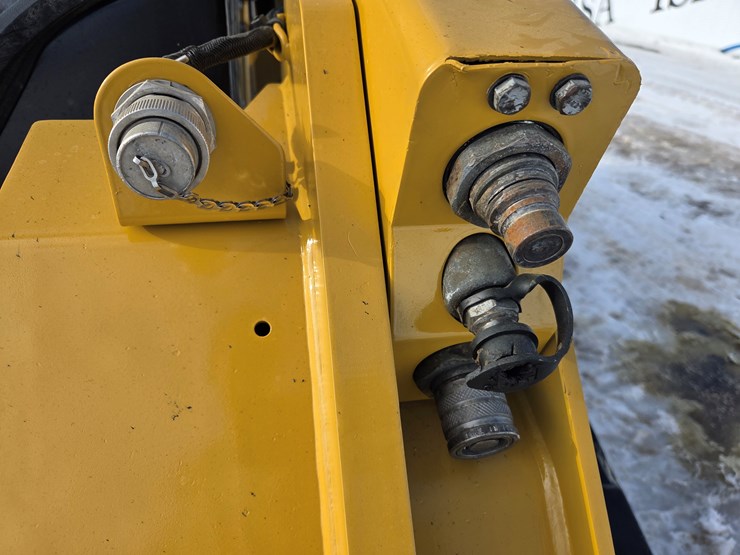 2021-caterpillar-299d3-image-17