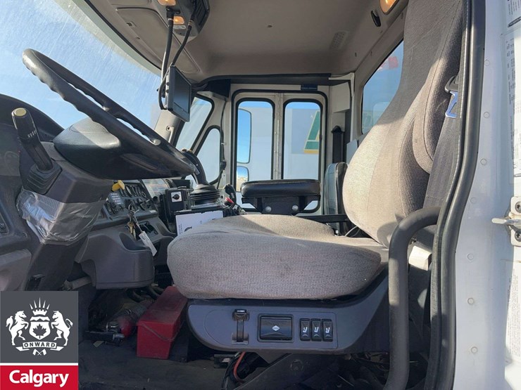 2016-freightliner-m2-106-image-13