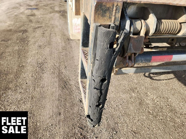 2012-freightliner-m2-106-image-34