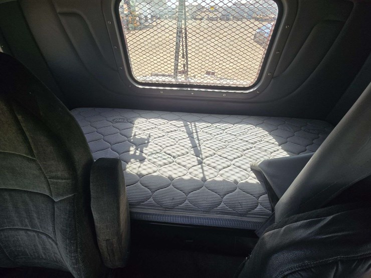 2013-peterbilt-337-image-14