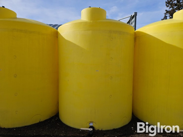 3000-gallon-vertical-poly-holding-tank-image-1