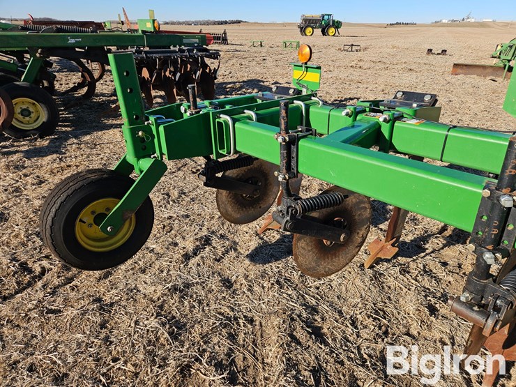 2017-john-deere-2100-image-15