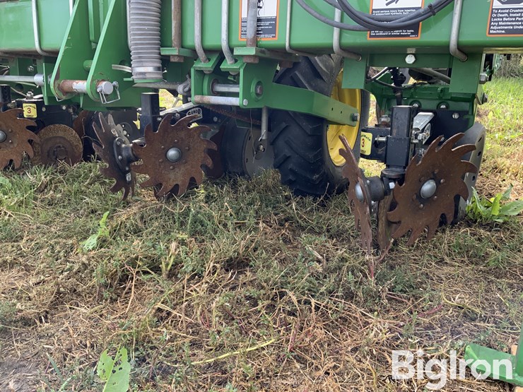 2015-john-deere-1725-image-11