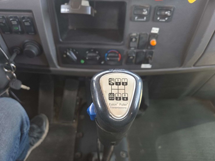 2013-peterbilt-337-image-19