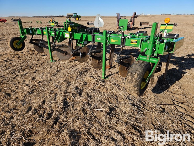 2016-john-deere-2100-image-1