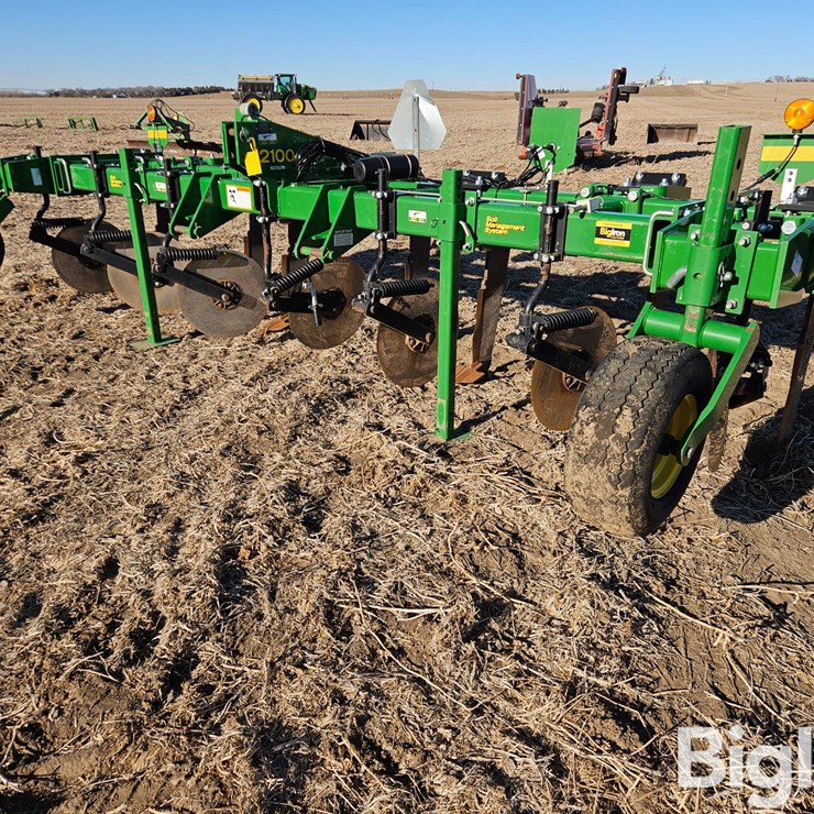 2016 JOHN DEERE 2100