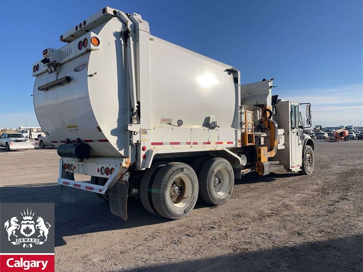 2016-freightliner-m2-106-image-5