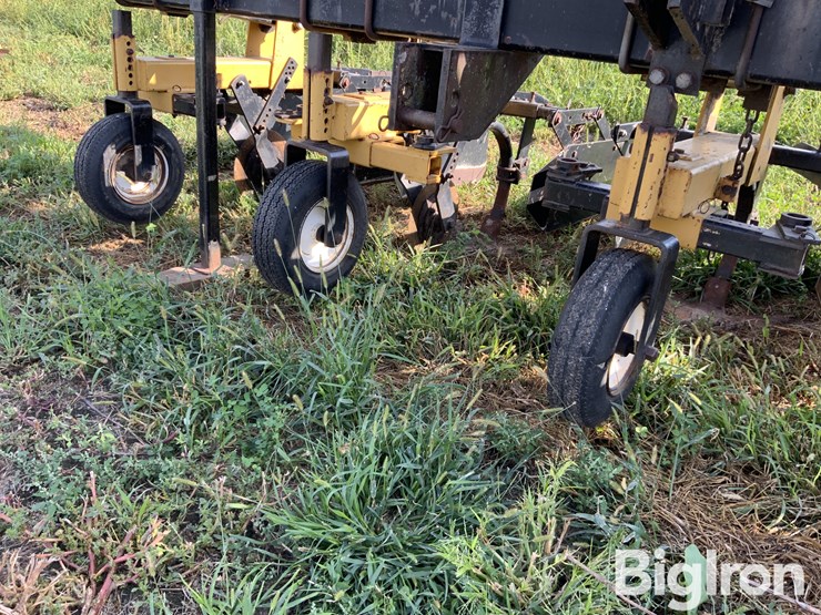 landoll-8r36-folding-cultivator-image-13