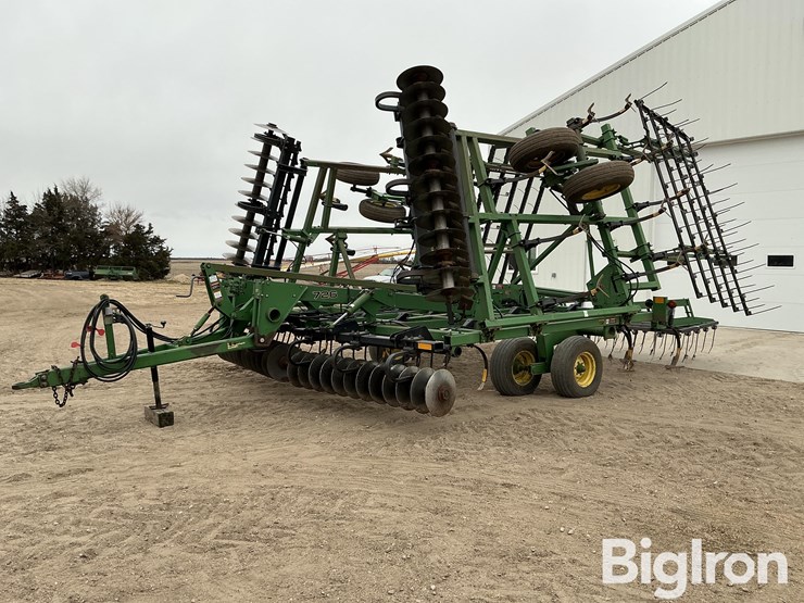 john-deere-726-image-1